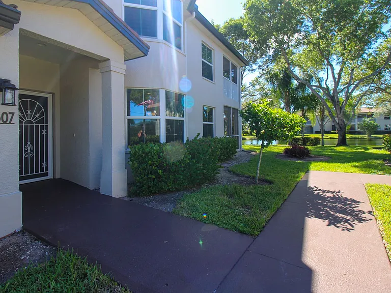 600 Diamond Cir #607 — Photo 3