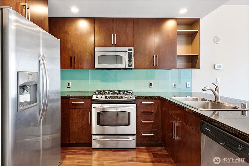 4th image of 910 Lenora Street #702