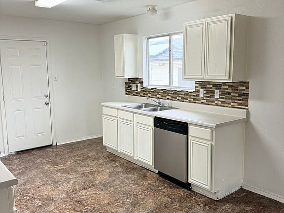 4th image of 47325 Amber Dr