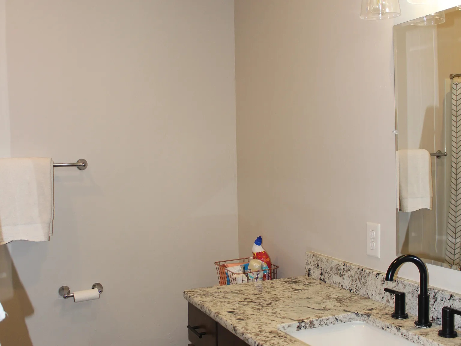 2 bed, 808 sqft, $1,500 — Photo 2