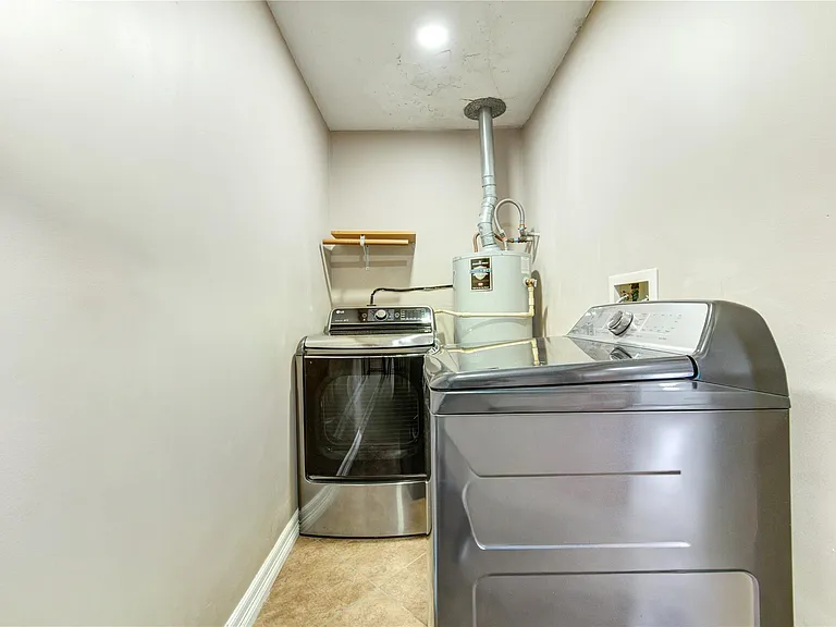 9922 Carmalee St — Photo 28