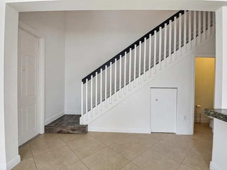 2515 Venetian Ct — Photo 13