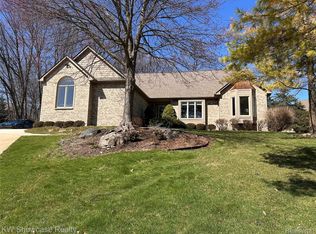 650 Plainfield Dr, White Lake, MI 48386