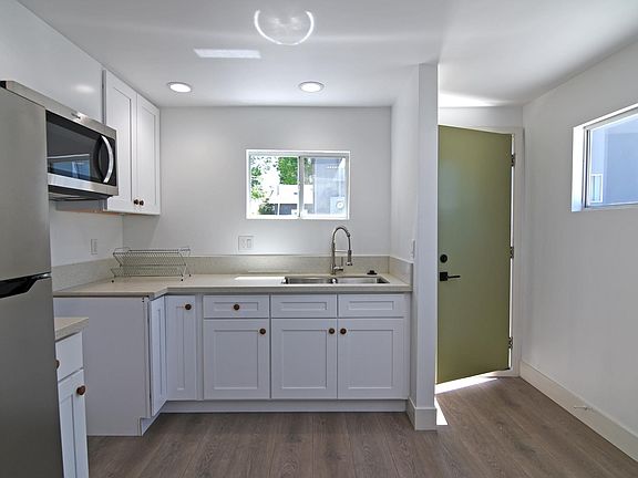 4th image of 2712 Westwood Blvd #S