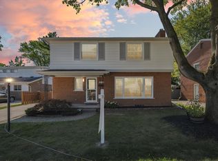 20736 Christine Ct, Grosse Pointe Woods, MI 48236