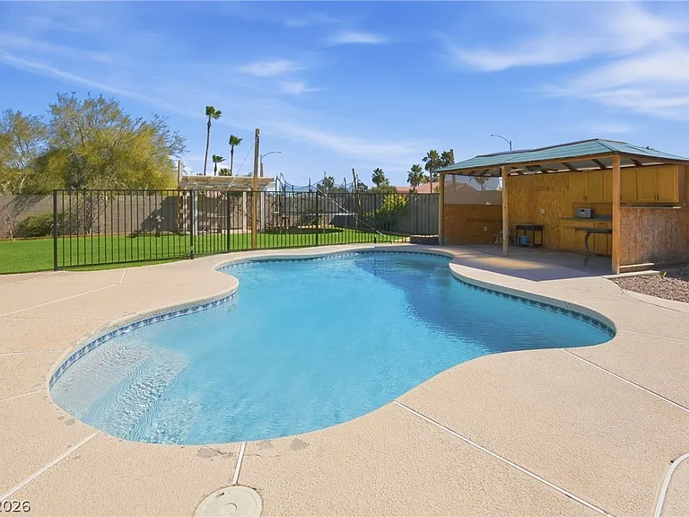 747 Canyon Crest Dr — Photo 15