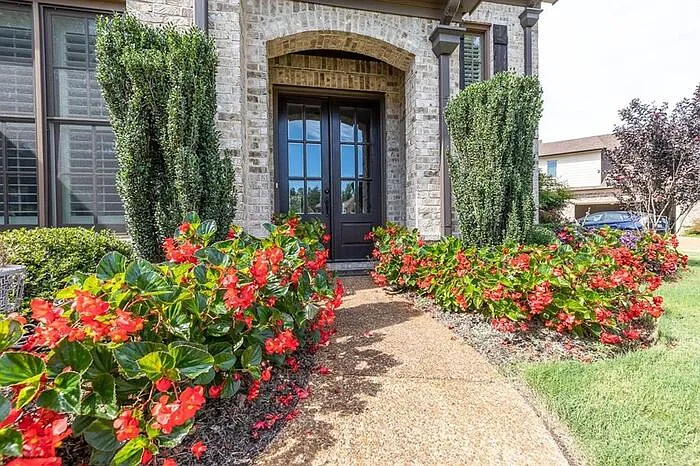 4 bed, 2.5 bath, 2799 sqft, $3,450 — Photo 2