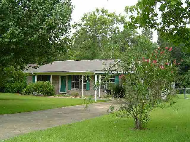 212 Thomas Dr — Photo 1