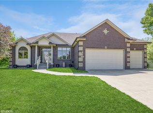 14314 Oak Brook Dr, Urbandale, IA 50323