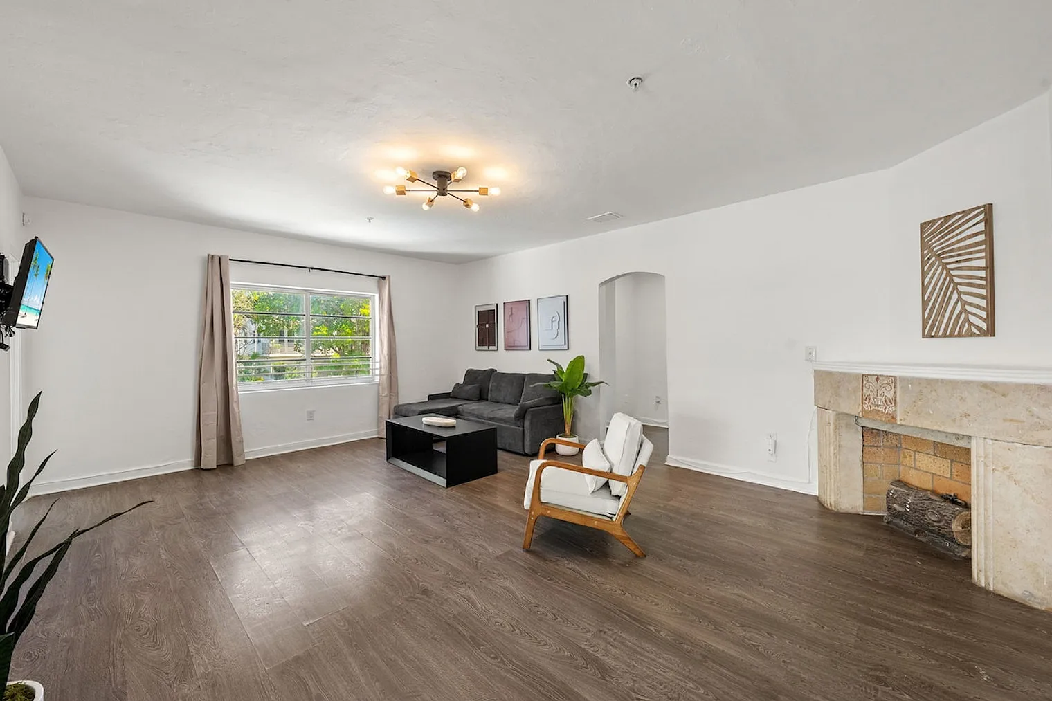 4 bed, 2.0 bath, 1614 sqft, $11,680 — Photo 3