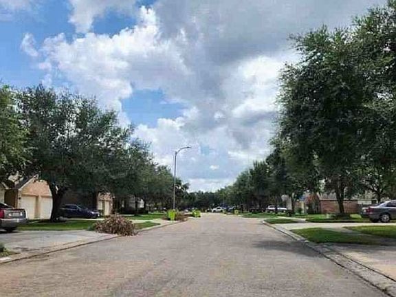 Exterior Neighborhood (street photo)