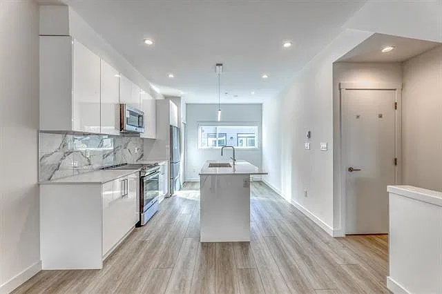 3 bed, 1259 sqft, $3,660 — Photo 4