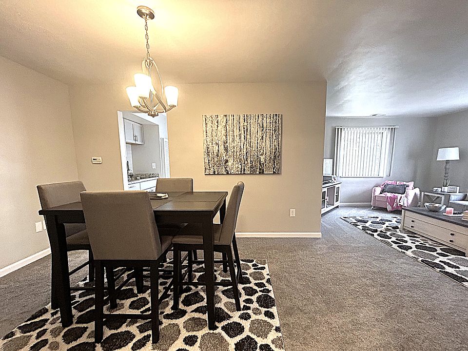 Dining Room 
Entrance view into apartment