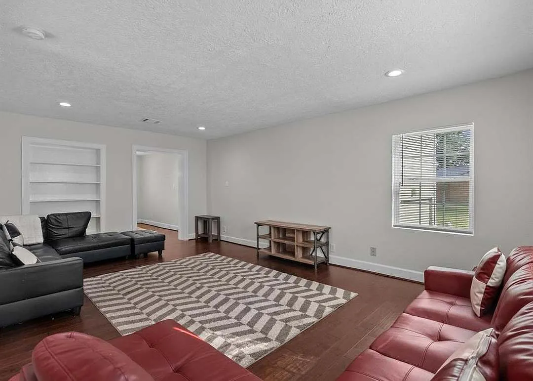 5 bed, 2141 sqft, $750 — Photo 3