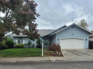 1874 SW Topaz Ln, Grants Pass, OR 97526