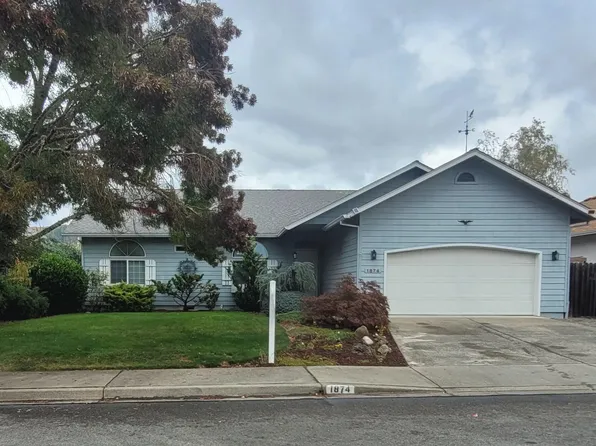 1874 SW Topaz Ln, Grants Pass, OR 97526