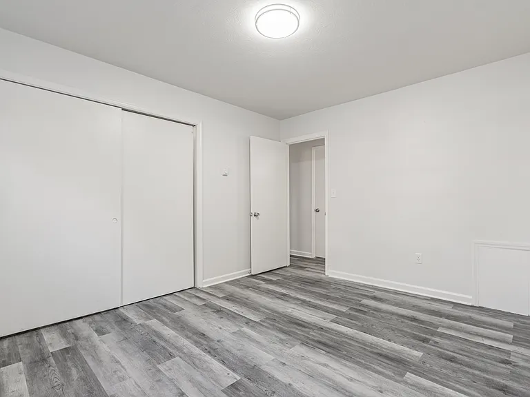 Hillcrest — Photo 15