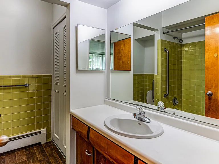 Somerset Manor East Apartments — Photo 20
