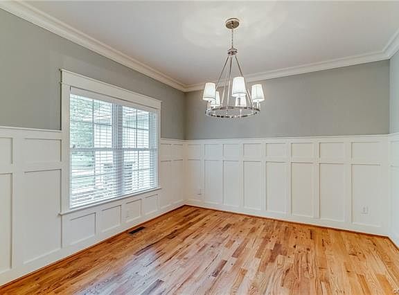 4th image of 3362 Riverly Dr