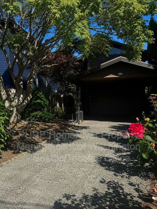 3 bed, 2.5 bath, 2340 sqft, $4,300 — Photo 2