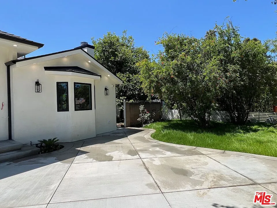 3 bed, 3.5 bath, 1600 sqft, $5,800 — Photo 2