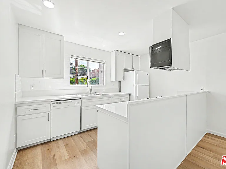 1820 S Barrington Ave #202 — Photo 6