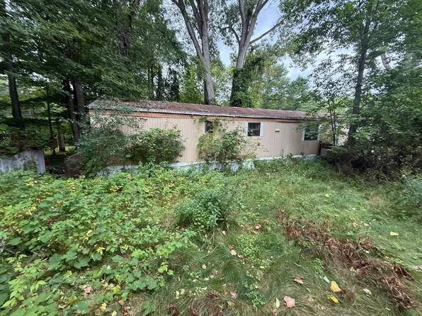 8 Elm Ave, Willsboro, NY 12996