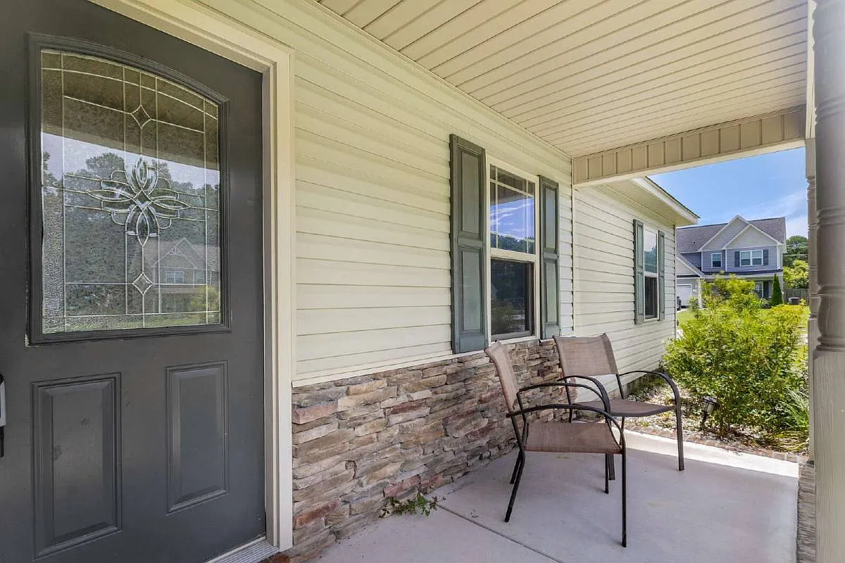 102 Bridgeport Dr in Sneads Ferry, NC 28460 — Photo 4