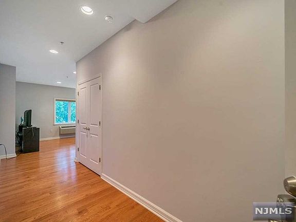 3rd image of 93 Palisade Ave APT 1C