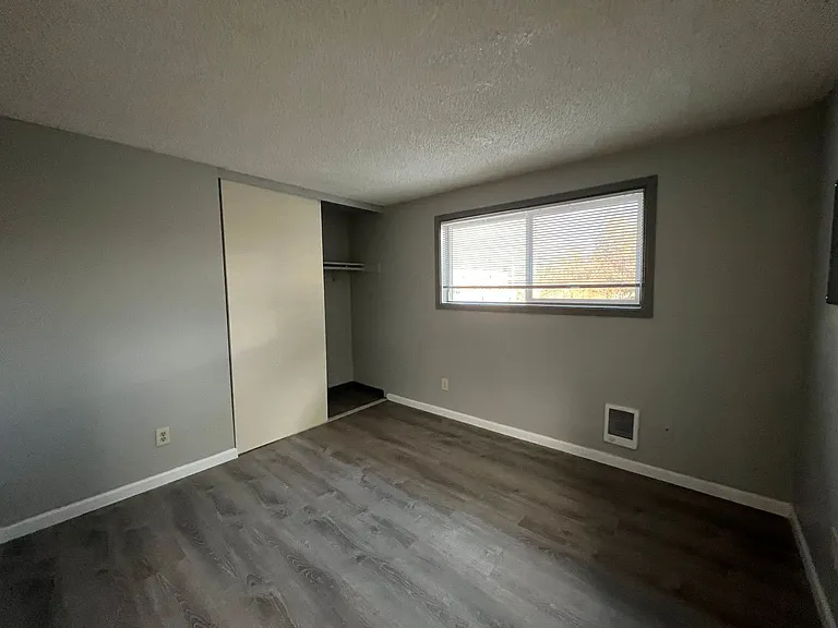 Surrey Square Apartments — Photo 13