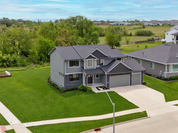17426 Aurora Dr, Clive, IA 50325