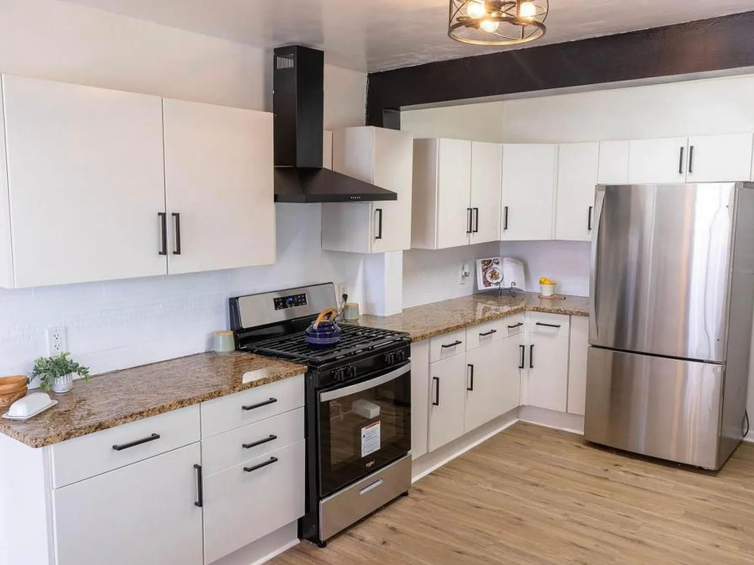 1372 Smith St — Photo 2