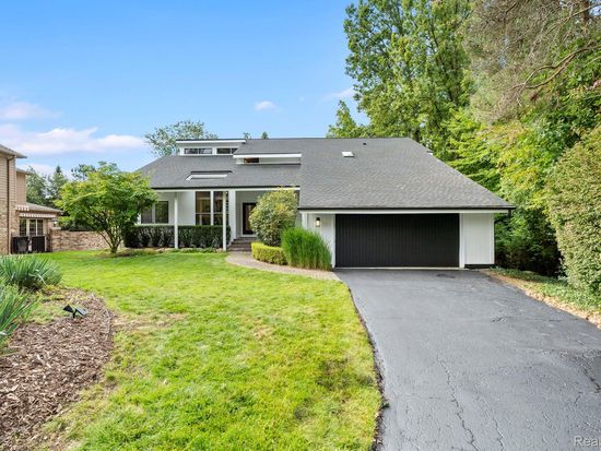 4540 Rolling Pine Ct, West Bloomfield, MI 48323