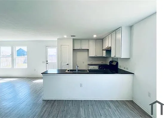 4 bed, 1952 sqft, $2,200 — Photo 4