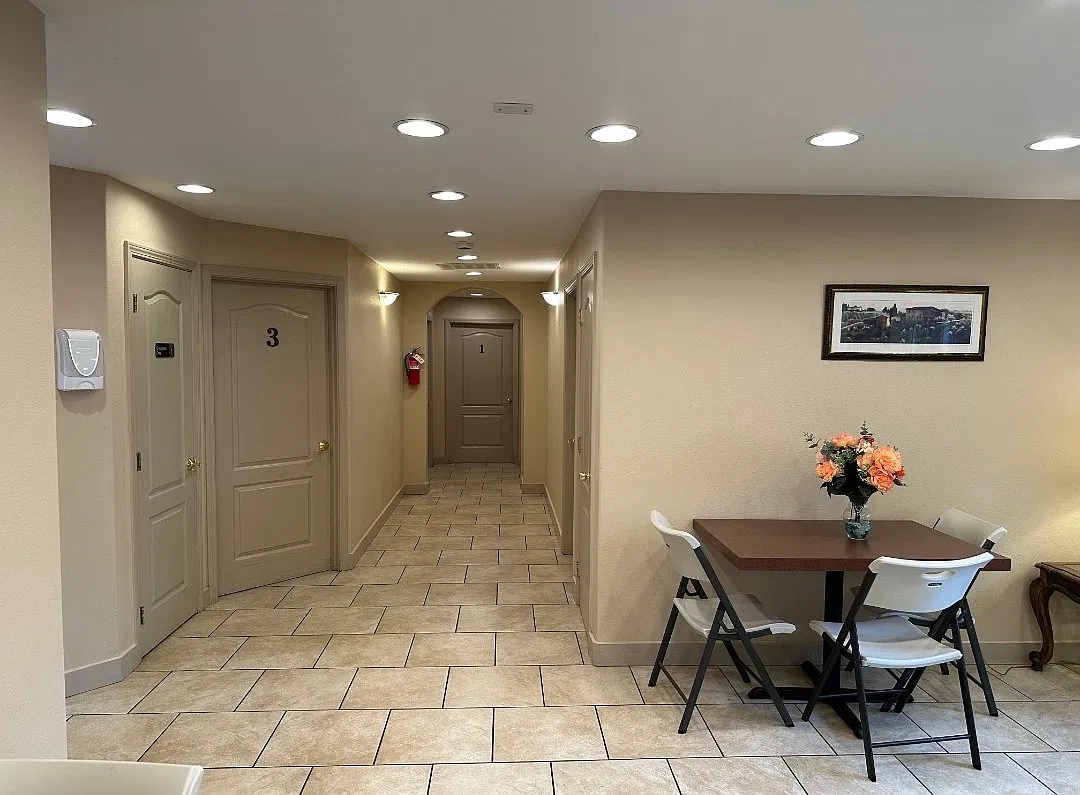 7 bed, 2.5 bath, 2200 sqft, $7,500 — Photo 4