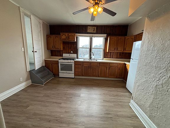 3rd image of 555 W Hallam Ave APT 2