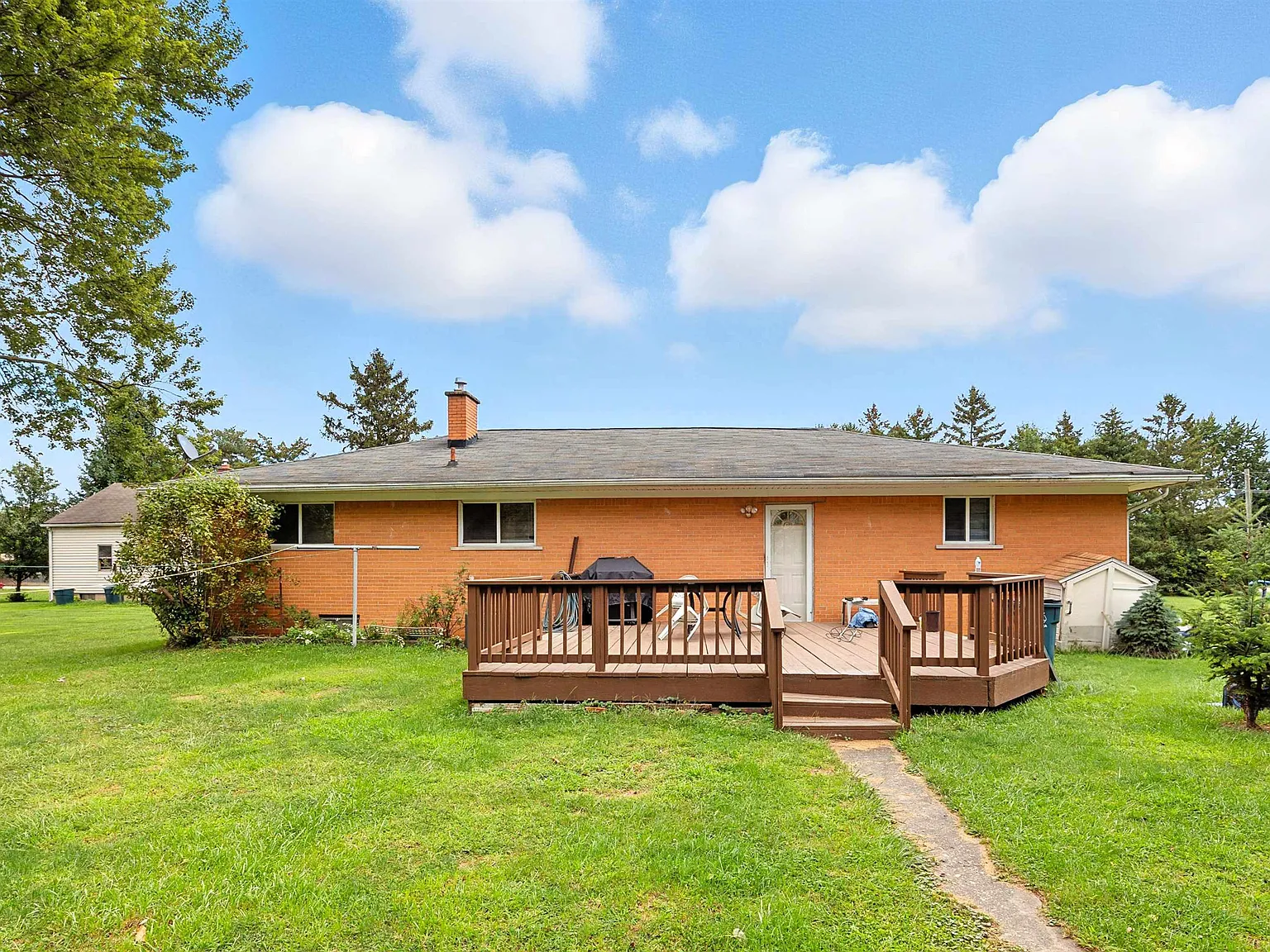 3 bed, 1.0 bath, 1008 sqft, $2,150 — Photo 3