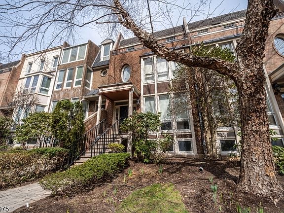 4th image of 130 Kensington Dr