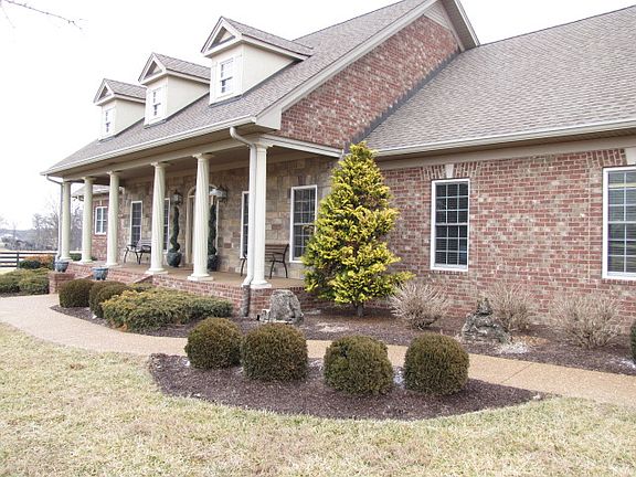 Attractive landscaping!