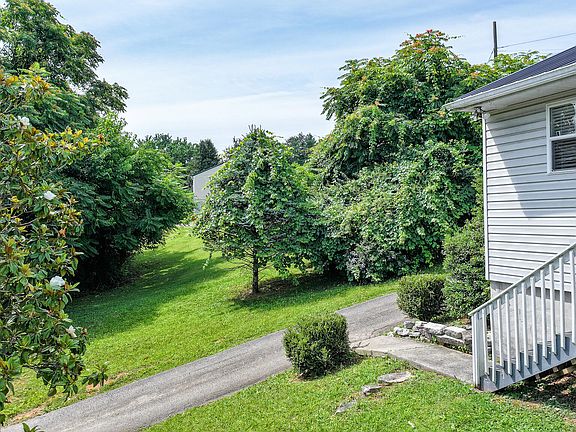3rd image of 1027 Penny Ln