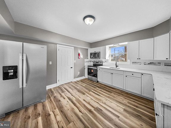 5th image of 680 Main St