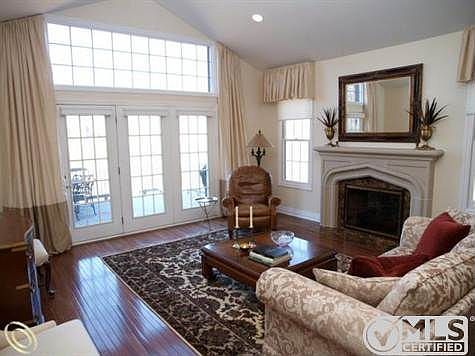 5-Living Room.JPG