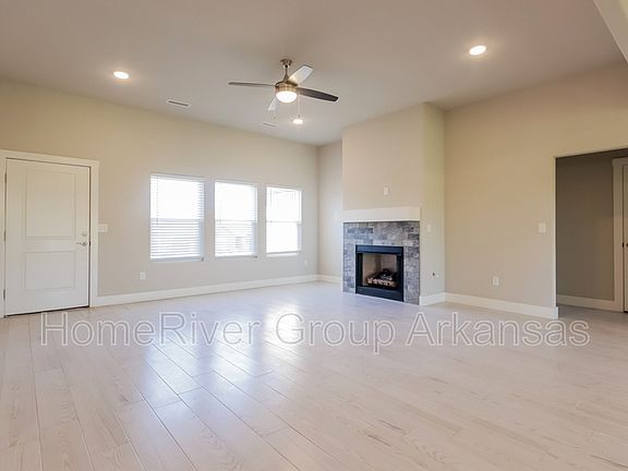 3rd image of 801 Jillian St