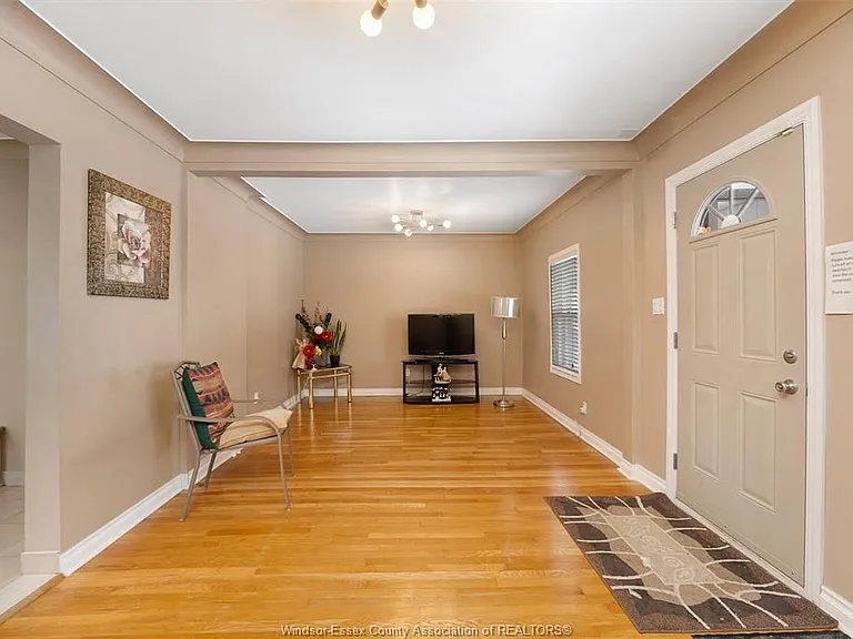907 Gladstone Ave #MAIN — Photo 3
