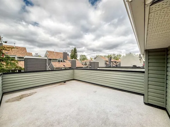 33 E Glamis Grn SW #225, Calgary, AB T3E 6T9