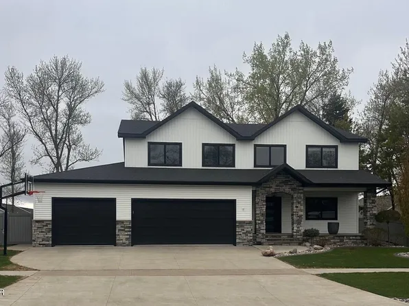 5553 Charlie Ray Dr, Grand Forks, ND 58201
