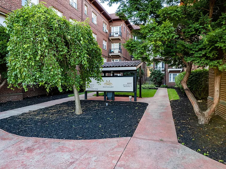 Maycourt Apartments — Photo 5