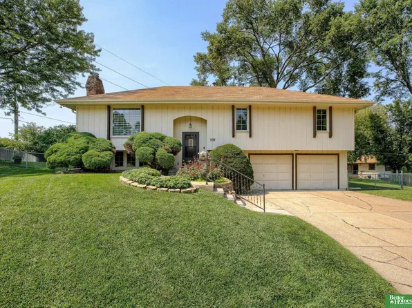 11334 Leavenworth Cir, Omaha, NE 68154