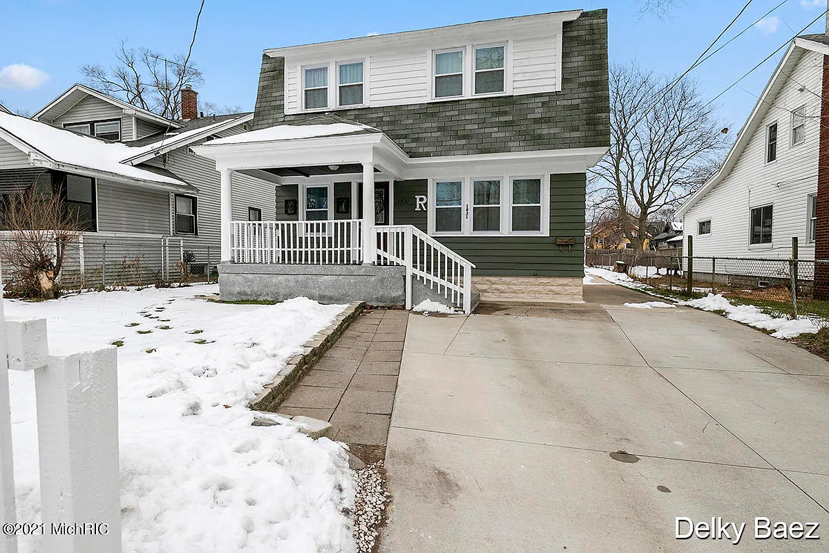 1831 Collins Ave SE photo 1