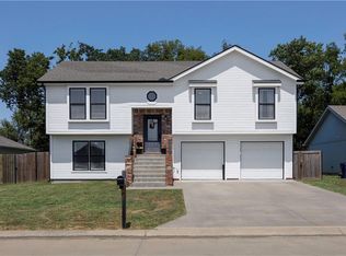 110 E John St, Coffeyville, KS 67337
